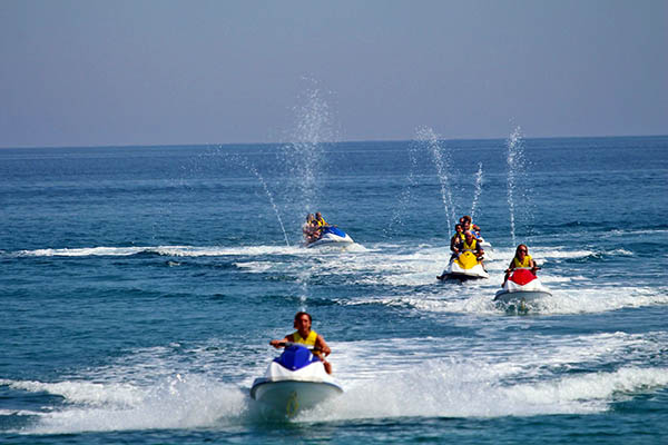 jet ski pe plaja Ammoudara Heraklion CRETA