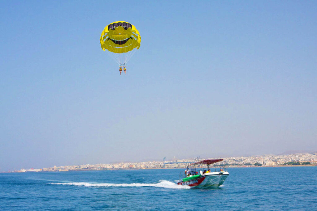 parasailing în Ammoudara - Heraklion Creta